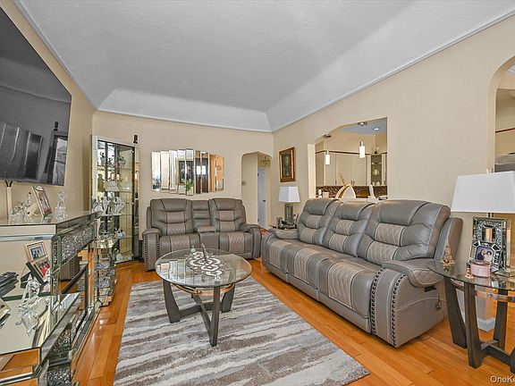 3rd image of 77-06 Kneeland Avenue