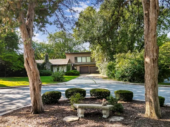8551 High Dr, Leawood, KS 66206