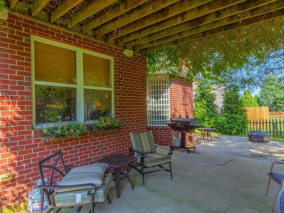 5th image of 102 Pine Valley Dr