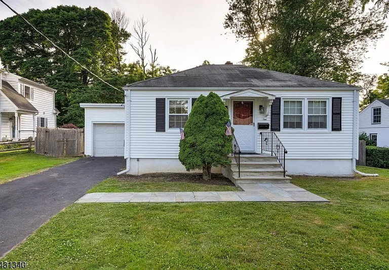 10 Lake Dr — Photo 11