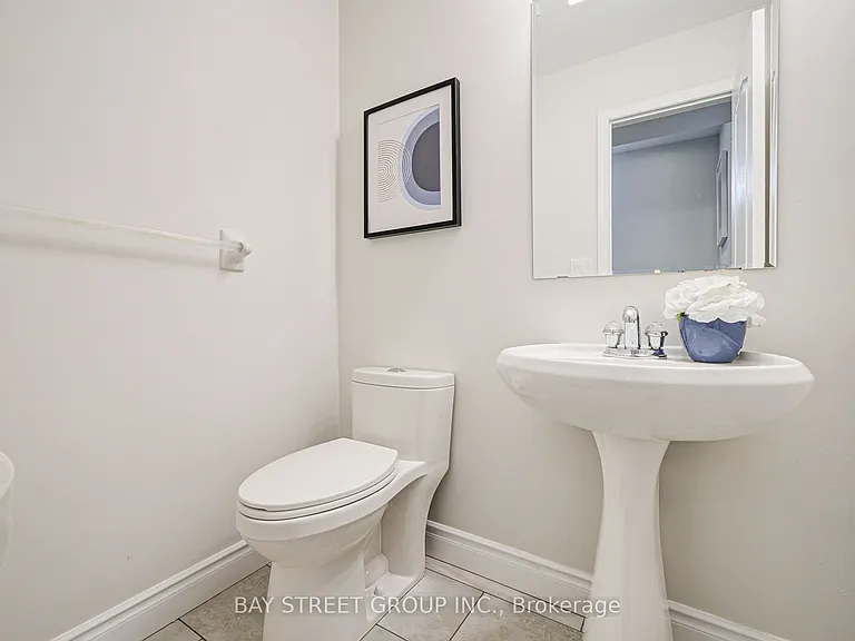 43 Tower Bridge Cres — Photo 21