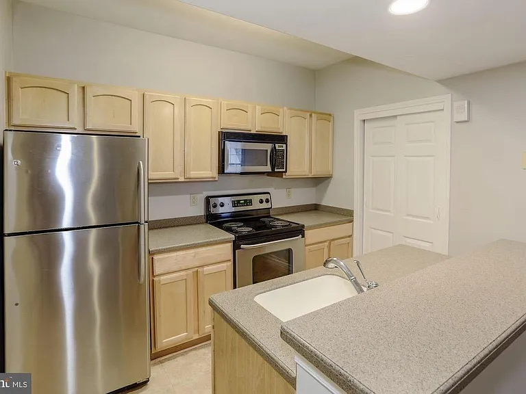 3918 Penderview Dr — Photo 6