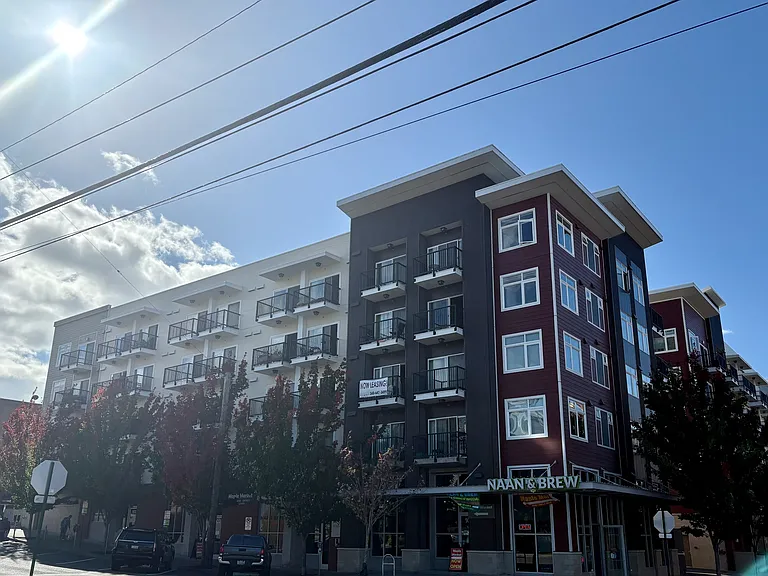 200 E Maple St — Photo 41