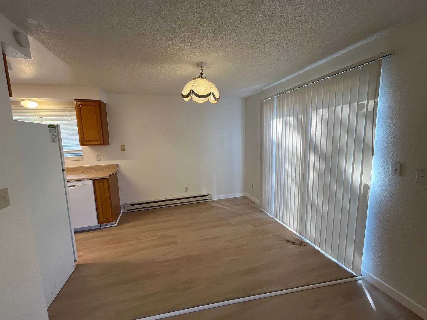 Updated 4 Bedroom 1 bathroom Home — Photo 4
