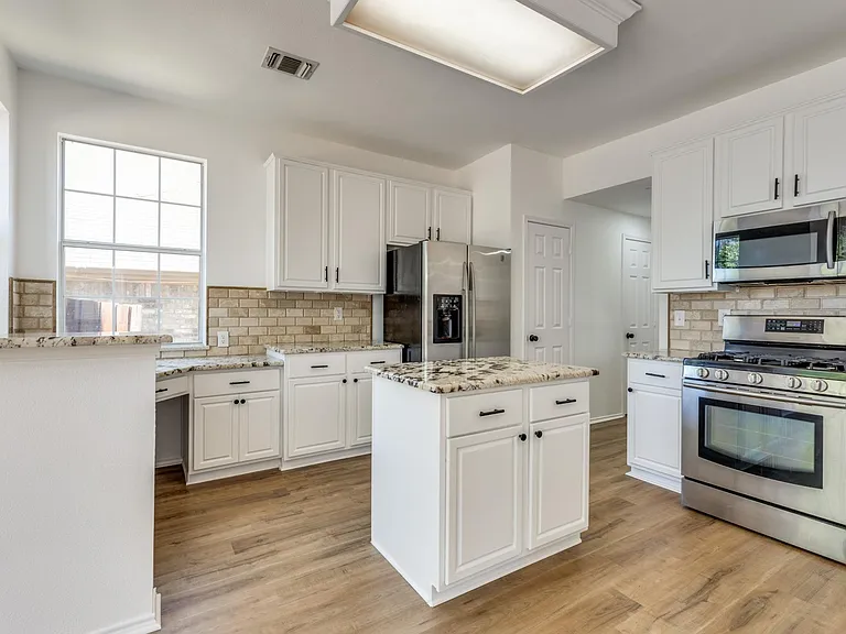 4705 Sabine St — Photo 10