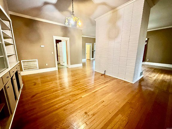 5th image of 1087 E College St