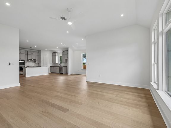 5th image of 135 Comfort Dr