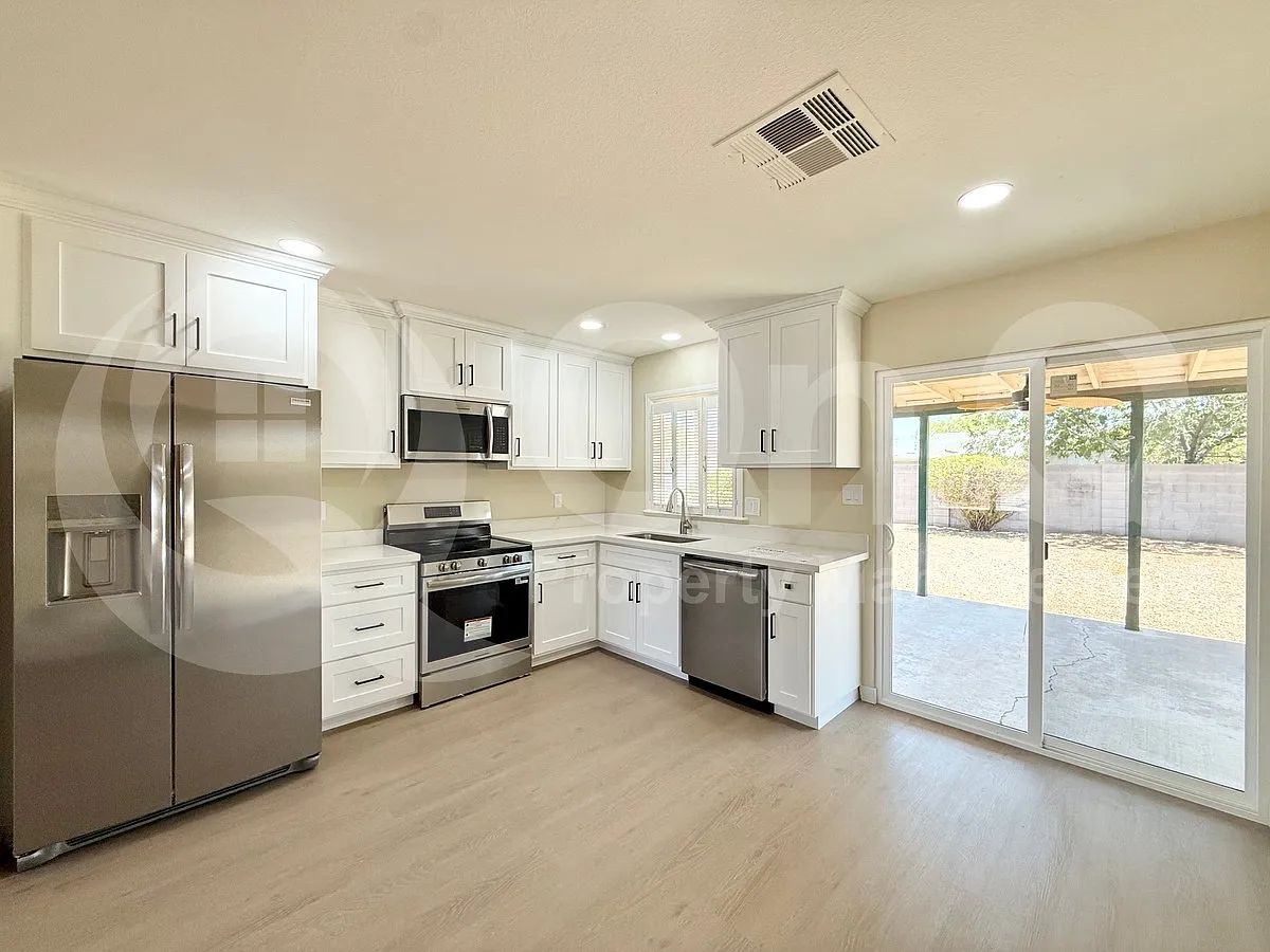 3 bed, 1.0 bath, 1050 sqft, $2,149 — Photo 3