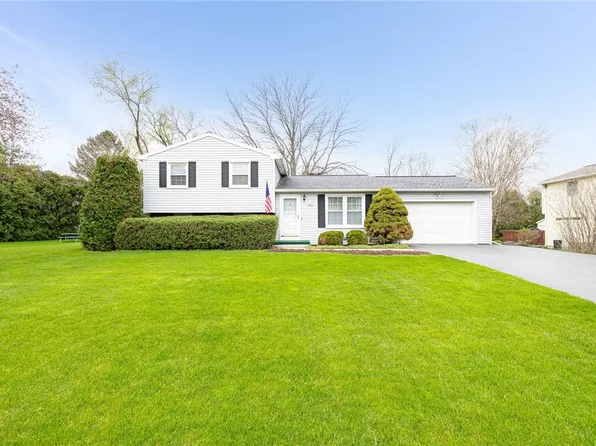 1752 Birchwood Dr, Farmington, NY 14425
