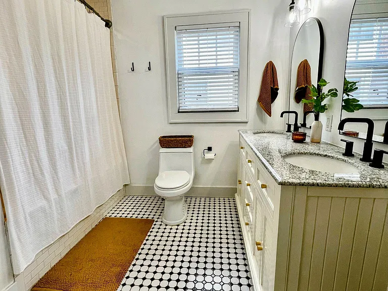 1242 N Coolidge Ave — Photo 8