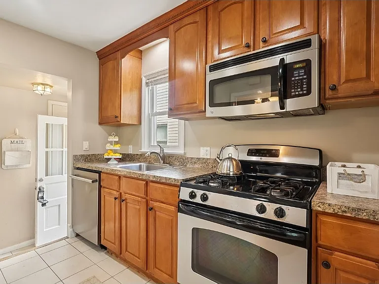 446 Huntmere Dr — Photo 12