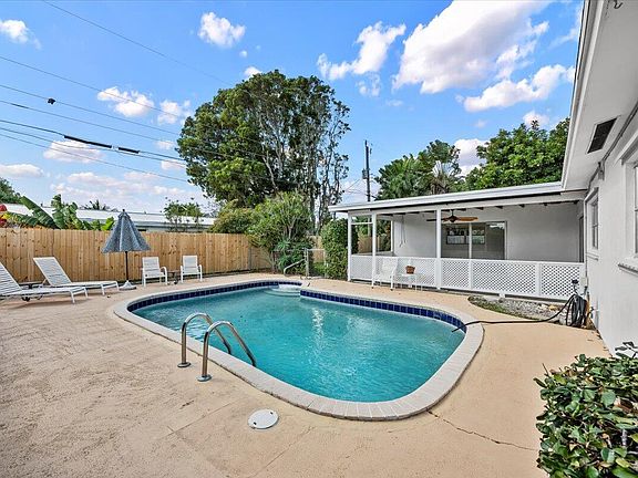 3rd image of 516 Sabal Palm Drive