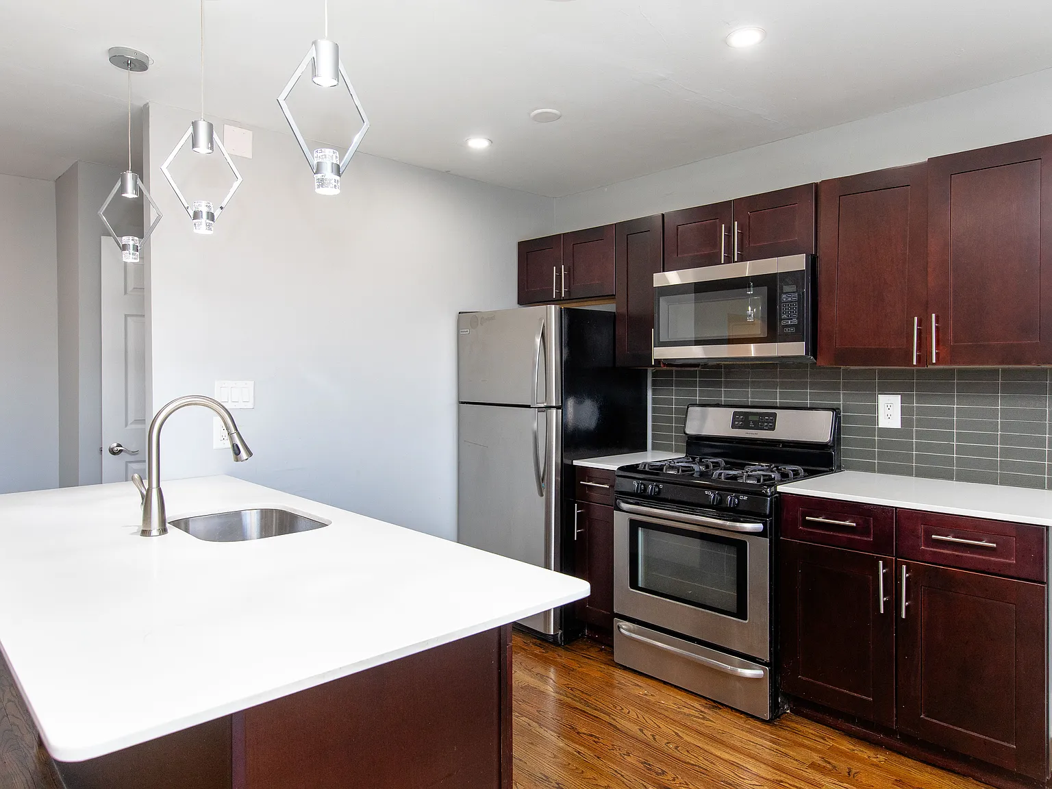 Cameron Apartments — Photo 2