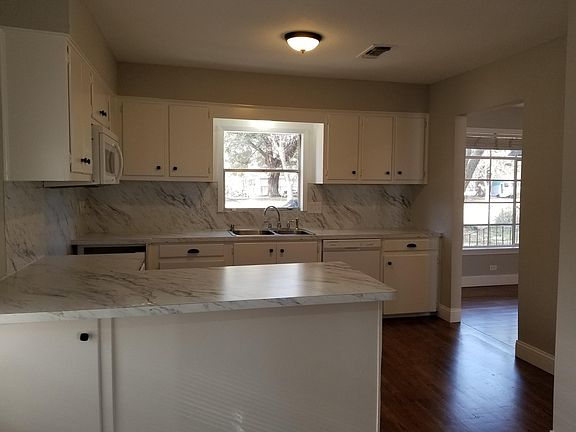  Another pic of the kitchen. New counter tops and back splas