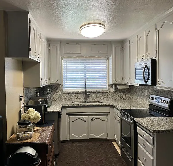 1460 Berry Dr — Photo 4