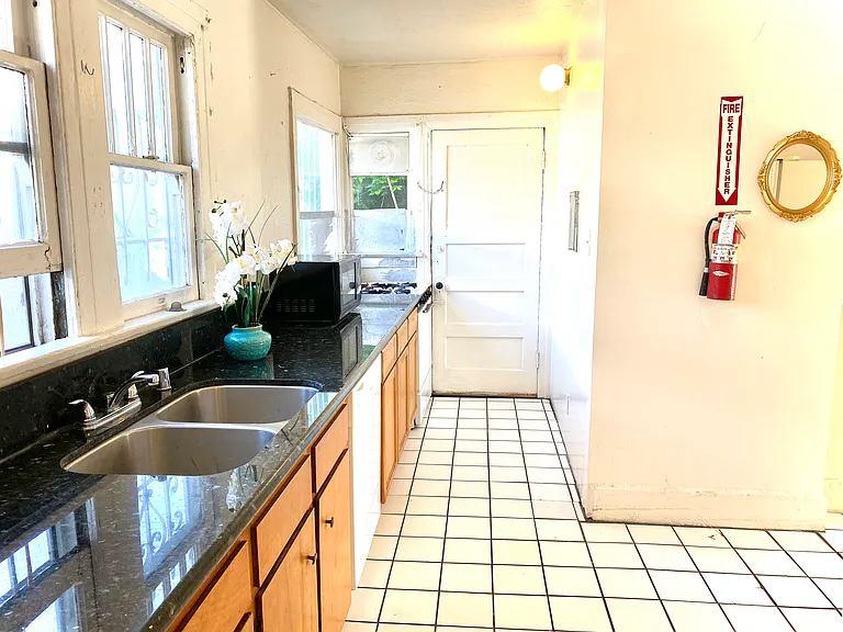 1140 W 37th Pl — Photo 3