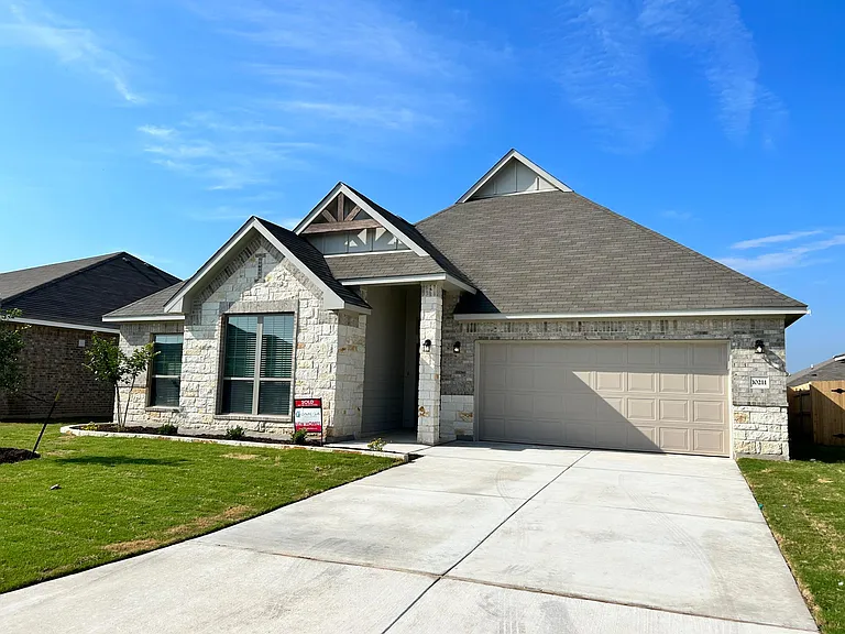 10211 Six Shooter Ln — Photo 2