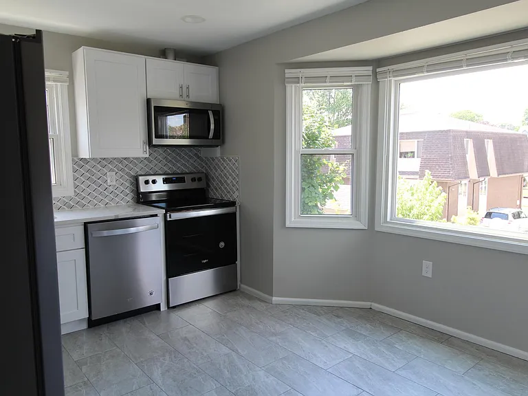 91 Cloverdale Rd #2 — Photo 4