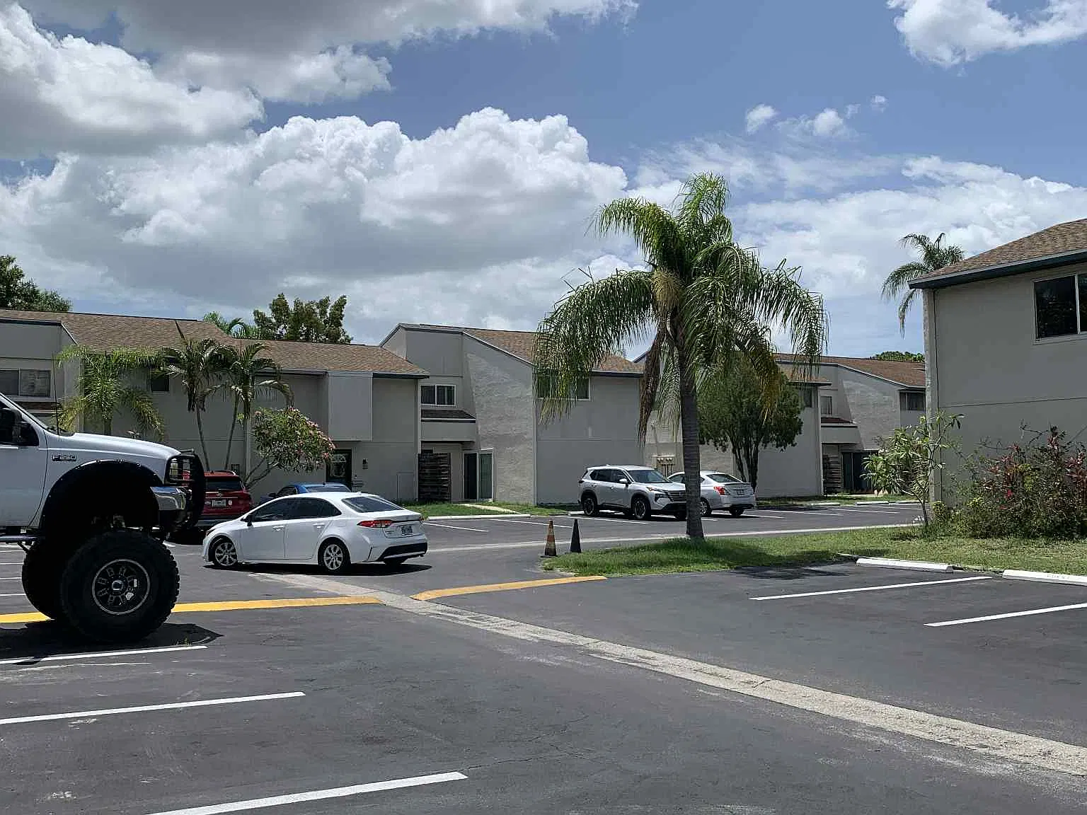 3 bed, 2.5 bath, 1408 sqft, $2,300 — Photo 2