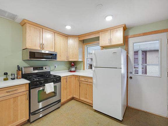 2nd image of 210 W 43rd St