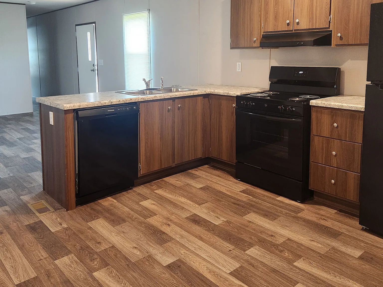3 bed, 1001 sqft, $1,500 — Photo 4