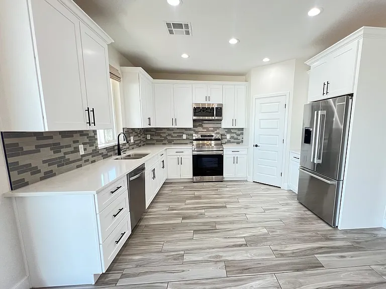 392 N Homestead Pkwy — Photo 4