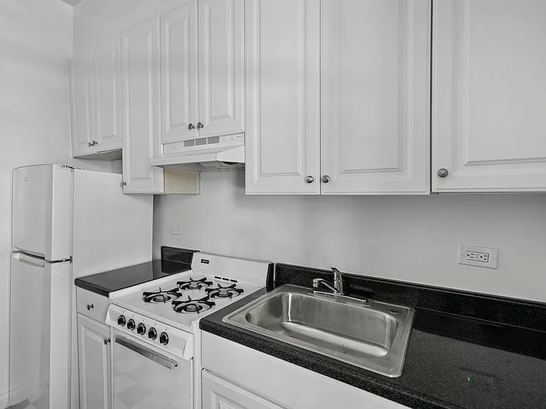 2400 Webb Ave #4H — Photo 3