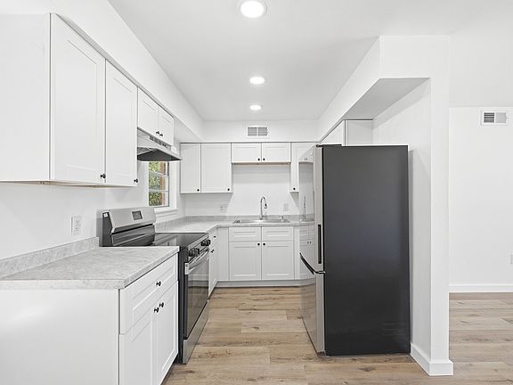 4th image of 204 S Lillis Ln