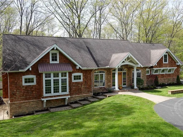 110 Hunting Ln, Chagrin Falls, OH 44022