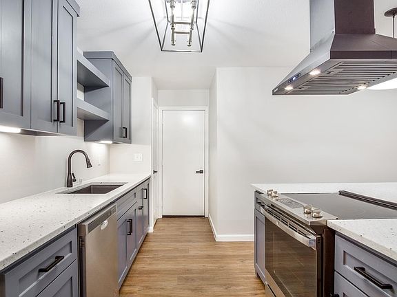 4th image of 1325 Cloverdale Dr #1
