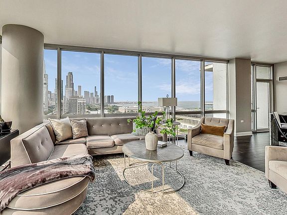 4th image of 1629 S Prairie Ave #2211