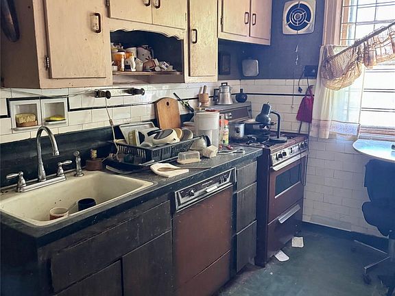 3rd image of 14719 Hoover Avenue