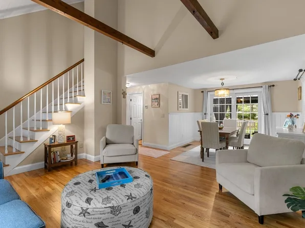195 Knotty Pine Ln, Barnstable, MA 02630