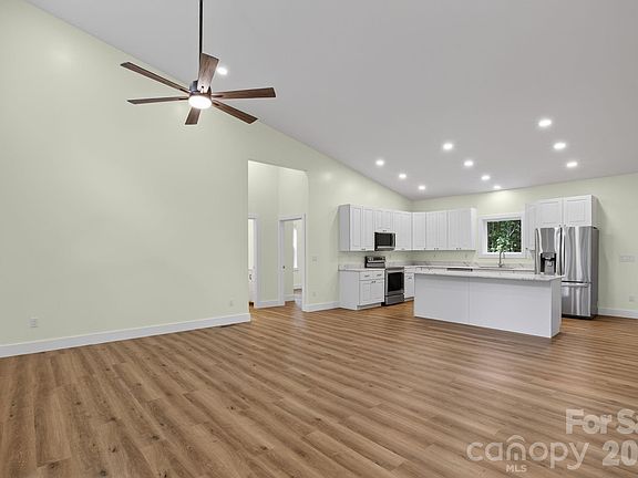 5th image of 1008 Bell Mountain Rd