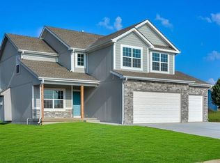 22906 S Creekview Dr, Peculiar, MO 64078