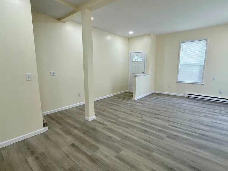 547 N Silk St — Photo 5