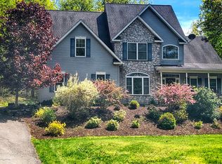 4 Stony Ledge Dr, East Stroudsburg, PA 18302