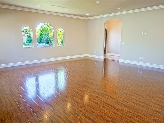 3rd image of 12757 Archwood St