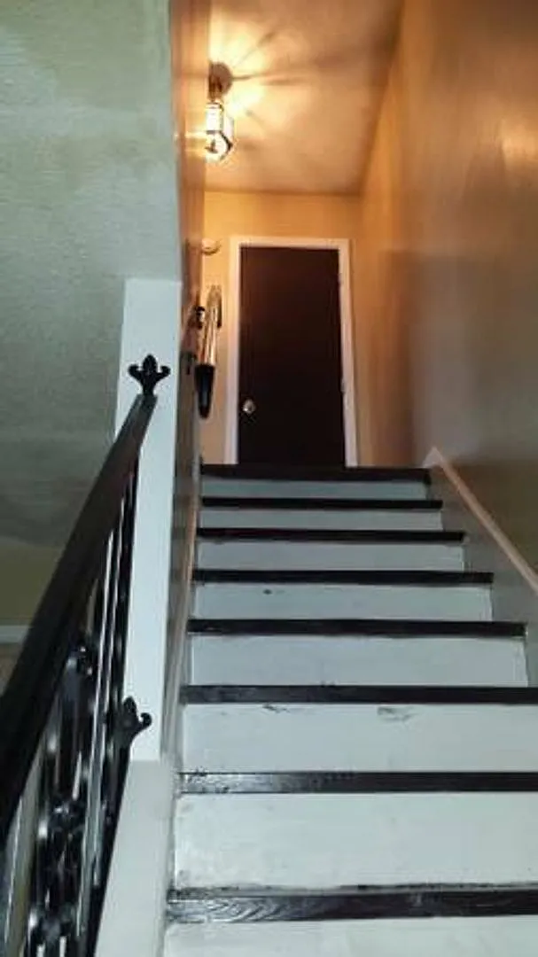 Newly Renovated Town Home in Grandview — Photo 2