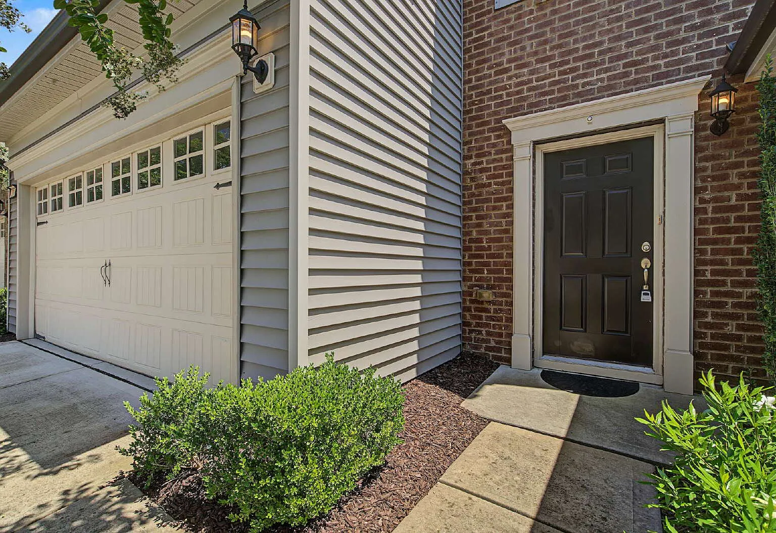 3 bed, 2.5 bath, 1870 sqft, $2,295 — Photo 3