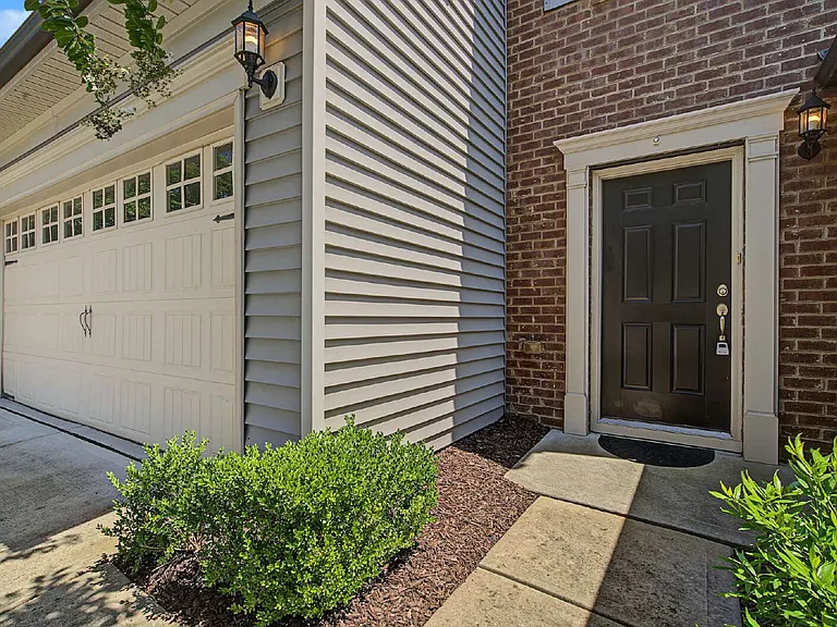 219 Lynchwick Ln — Photo 3