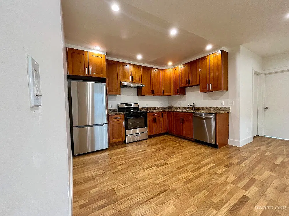 Charming 3Bed/2Bath Private Yard — Photo 2