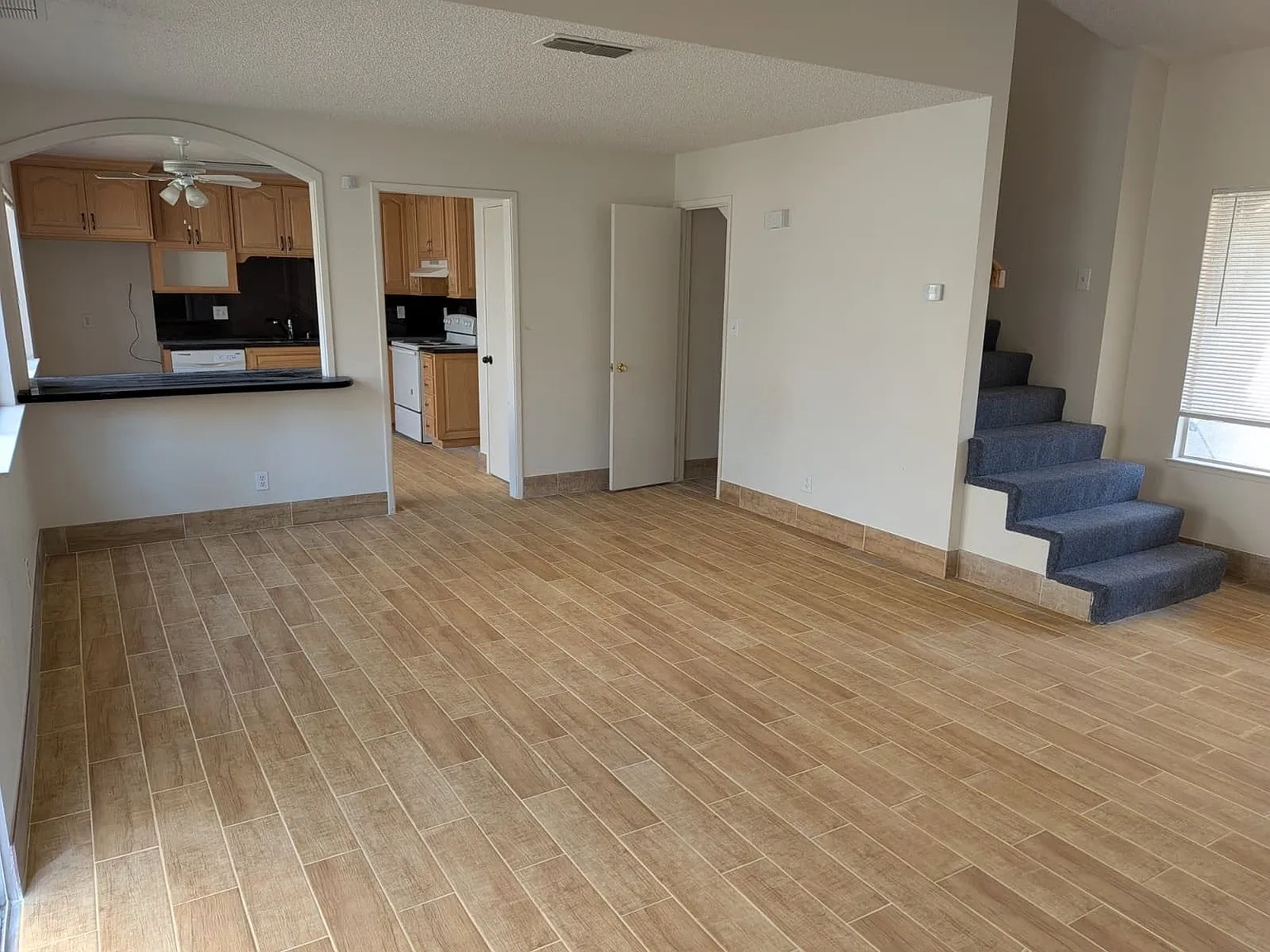 3 bed, 2.5 bath, 1372 sqft, $2,600 — Photo 3