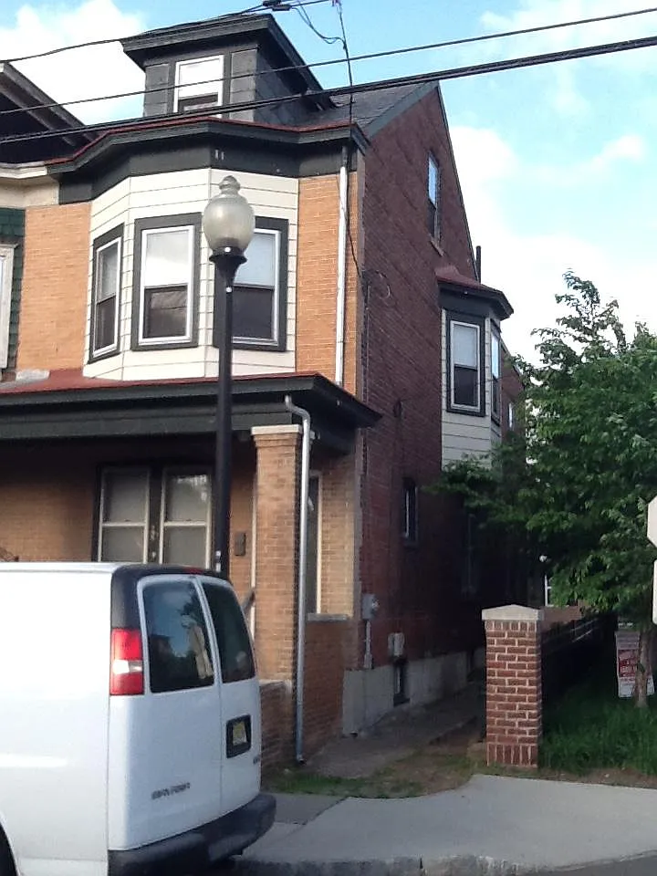 3 bed, 1.5 bath, 1150 sqft, $2,100 — Photo 1
