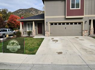 141 Rivers Edge Ct, Gold Hill, OR 97525