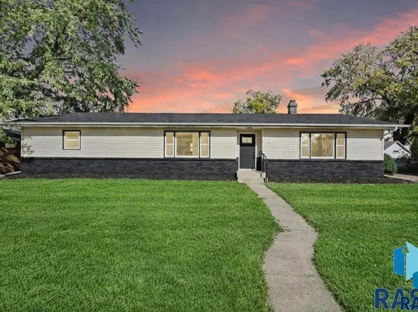 206 W Hemlock St, Beresford, SD 57004