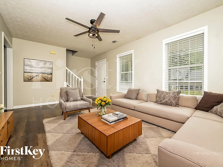 724 Westbury Dr — Photo 3