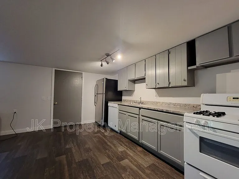 2027 Smelter Ave NE #6 — Photo 5