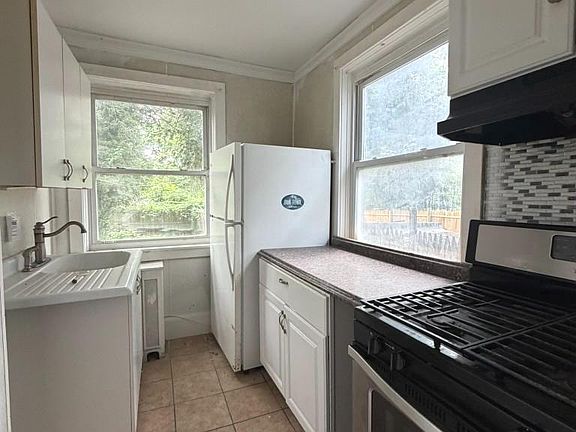 3rd image of 2206 Lyndhurst Ave