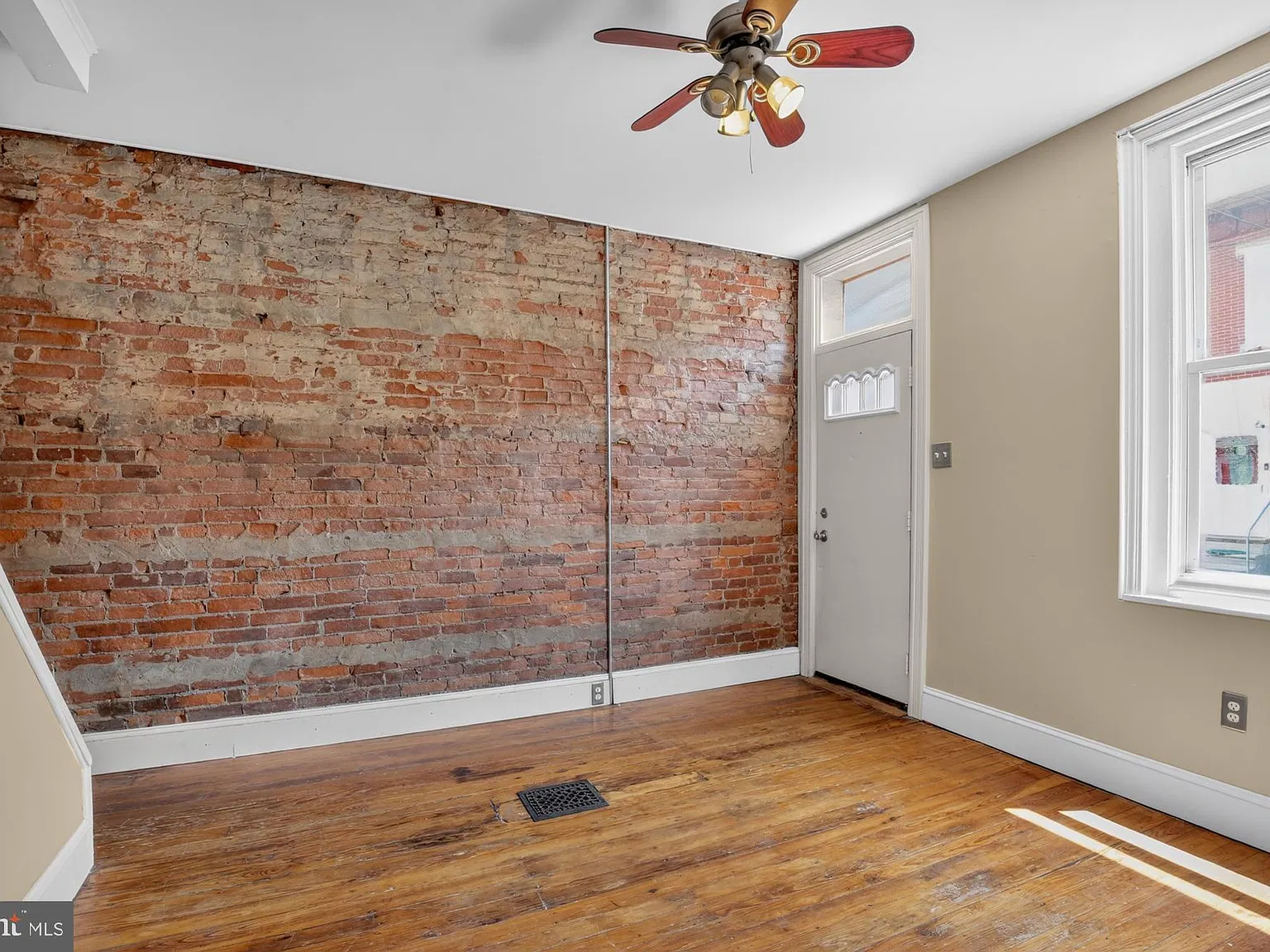 2 bed, 1.0 bath, 1004 sqft, $1,825 — Photo 3